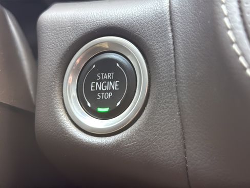 Used 2024 GMC Yukon SLT w/ SLT Luxury Package AWD/4WD image 38