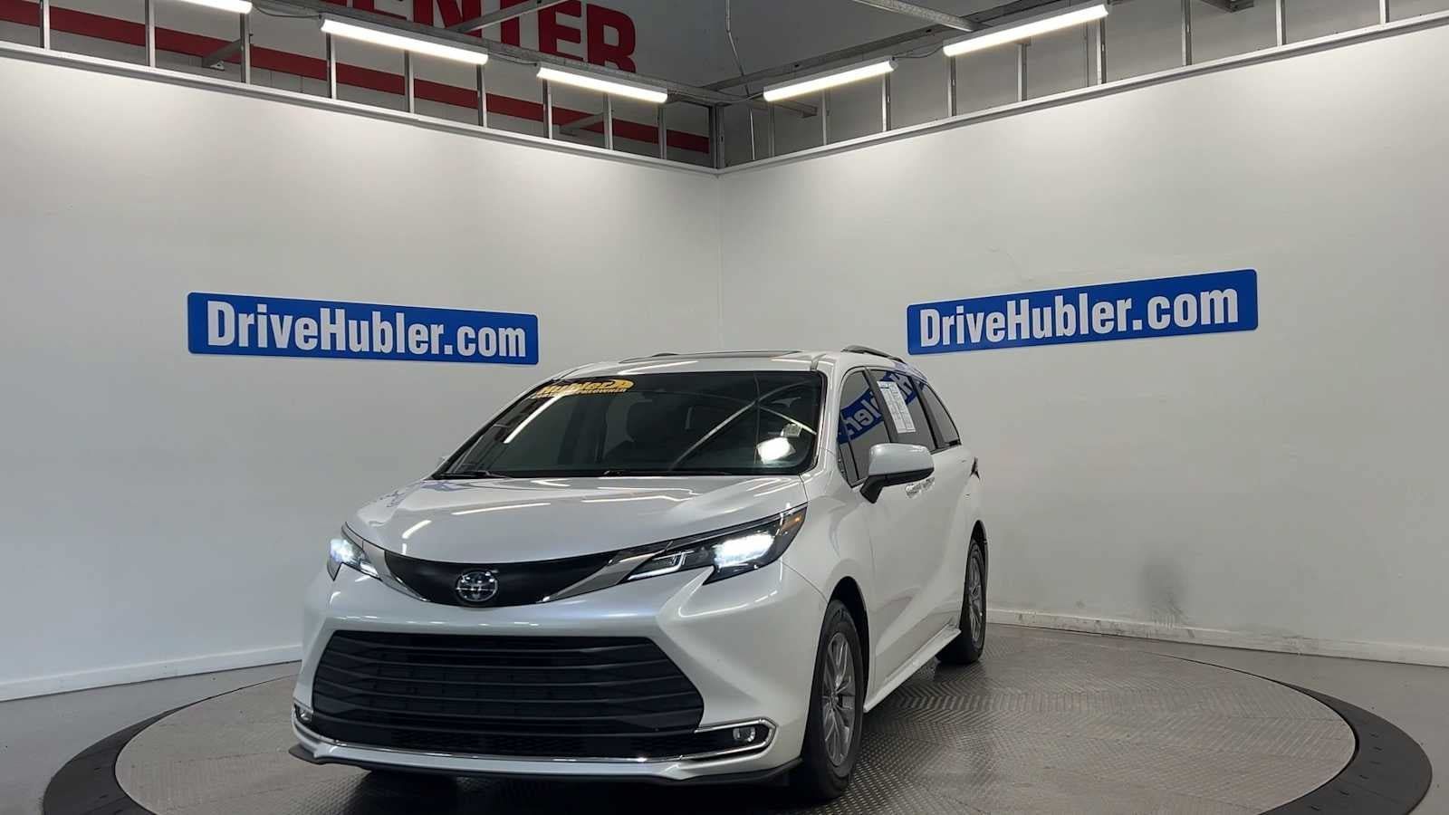 Used 2024 Toyota Sienna XLE FWD image 3