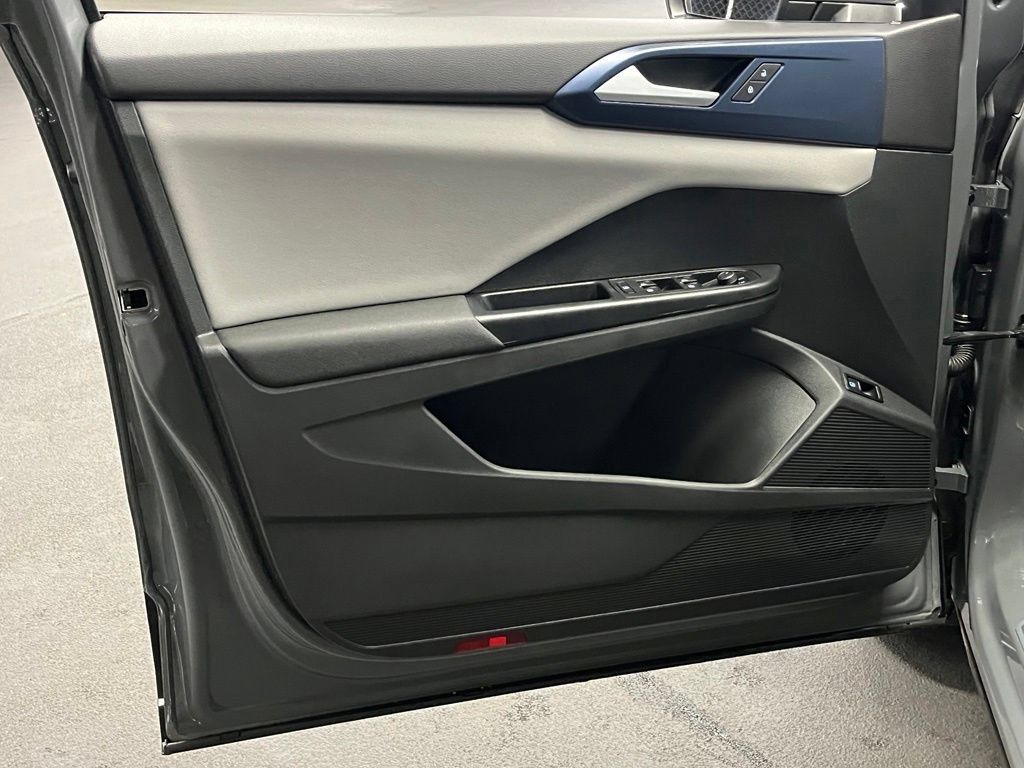Used 2023 Volkswagen Taos SE w/ Panoramic Sunroof Package FWD image 20