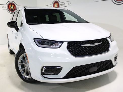 Used 2026 Chrysler Pacifica Limited FWD image 9