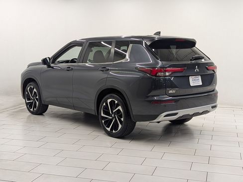 Used 2024 Mitsubishi Outlander SE image 2