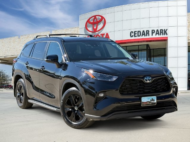 Used 2024 Toyota Highlander XLE FWD image 1