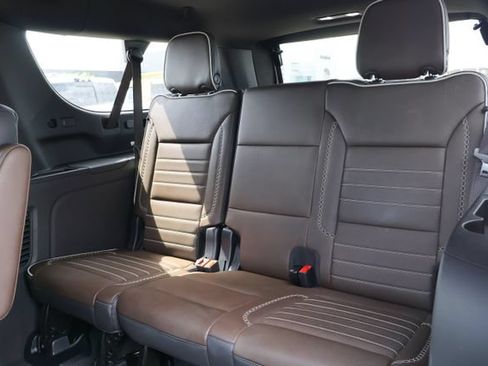 Used 2025 GMC Yukon XL Denali Ultimate AWD/4WD image 11
