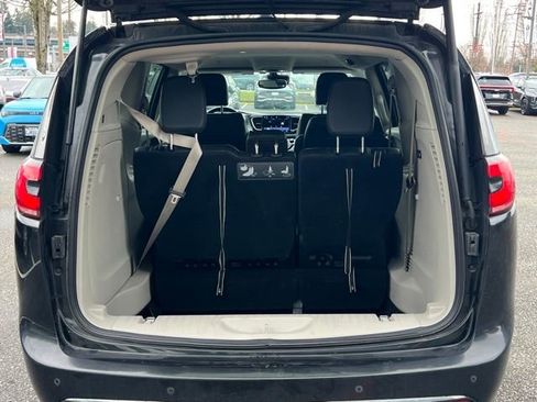Used 2021 Chrysler Pacifica Touring-L image 8
