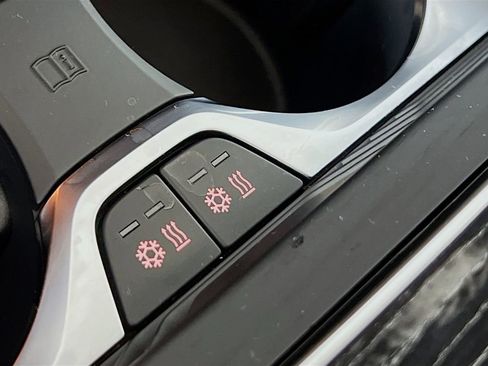 Used 2025 BMW X7 M60i image 21