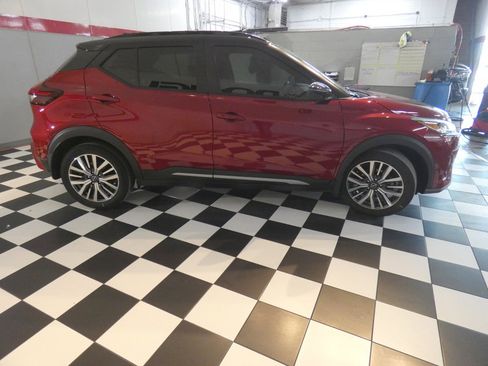 Used 2023 Nissan Kicks SR image 4