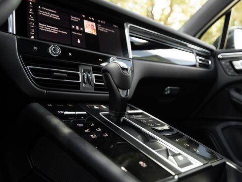 Certified 2026 Porsche Macan AWD/4WD image 26