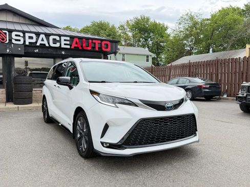 Used 2021 Toyota Sienna XSE w/ XSE Plus Package FWD image 4