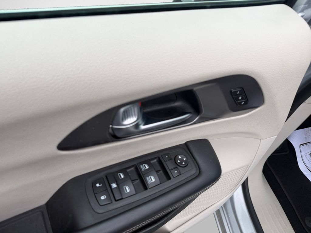 Used 2023 Chrysler Pacifica Touring-L FWD image 14