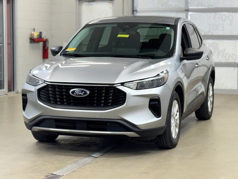 Used 2023 Ford Escape Active w/ Tech Pack #1 FWD image 3