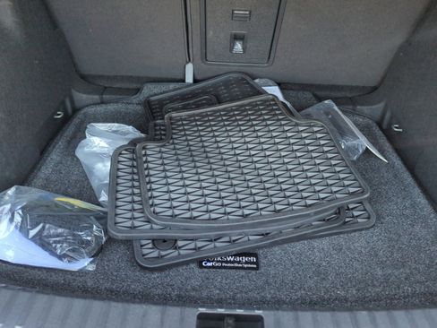 Certified 2025 Volkswagen Taos SE w/ Panoramic Sunroof Package image 29