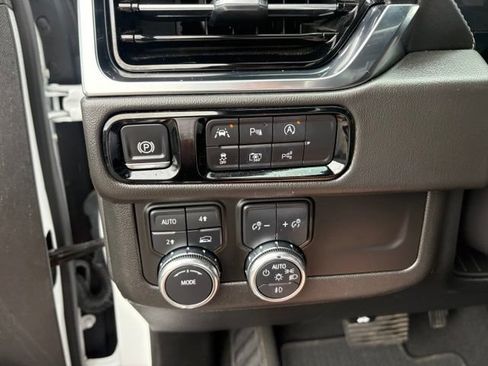 Used 2025 GMC Yukon XL Denali AWD/4WD image 23