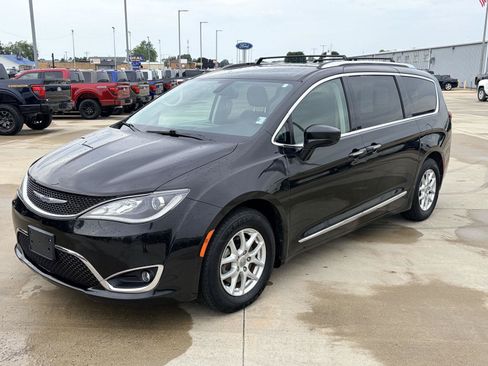 Used 2020 Chrysler Pacifica Touring-L FWD image 34