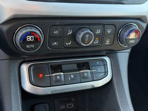 Used 2023 GMC Acadia SLT image 25