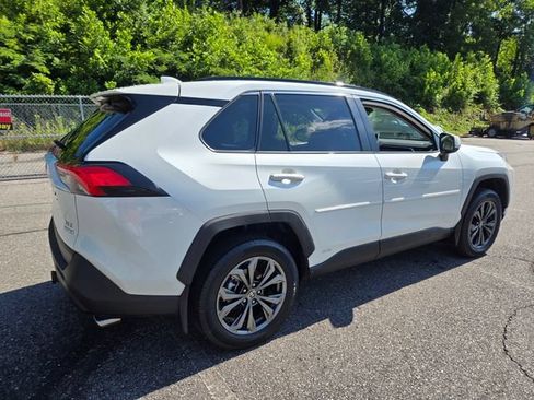 Used 2022 Toyota RAV4 XLE Premium AWD/4WD image 8