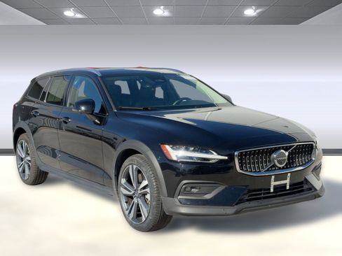 Certified 2025 Volvo V60 B5 Cross Country Plus image 6