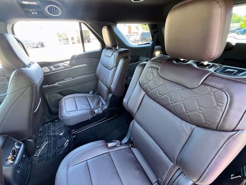Used 2026 Ford Explorer Platinum w/ LUX Leather Package AWD/4WD image 31