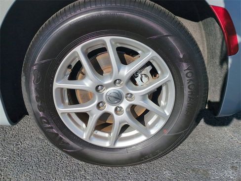 Used 2024 Chrysler Pacifica Touring-L image 8