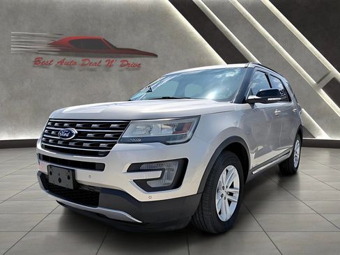 Used 2017 Ford Explorer XLT w/ Equipment Group 202A FWD image 8