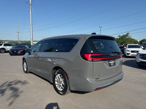 Used 2025 Chrysler Pacifica Select FWD image 5