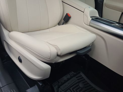 Used 2025 Mercedes-Benz GLA 250 4MATIC image 30