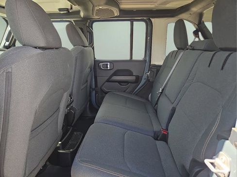 Used 2025 Jeep Wrangler Unlimited Sahara image 16