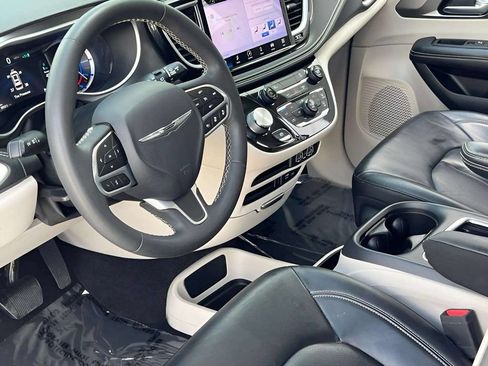 Used 2022 Chrysler Pacifica Touring-L FWD image 11