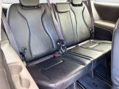 Used 2025 Kia Carnival FWD image 28