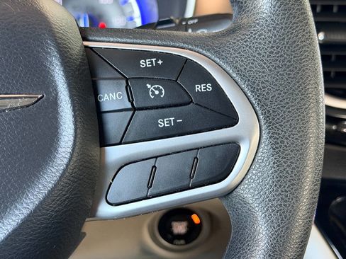 Used 2017 Chrysler Pacifica Touring FWD image 36