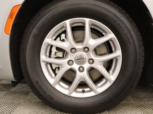 Used 2023 Chrysler Pacifica Touring-L FWD image 6