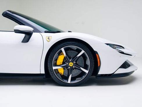 Used 2024 Ferrari SF90 Spider image 21