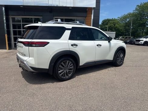 Used 2024 Nissan Pathfinder SL w/ SL Premium Package AWD/4WD image 4