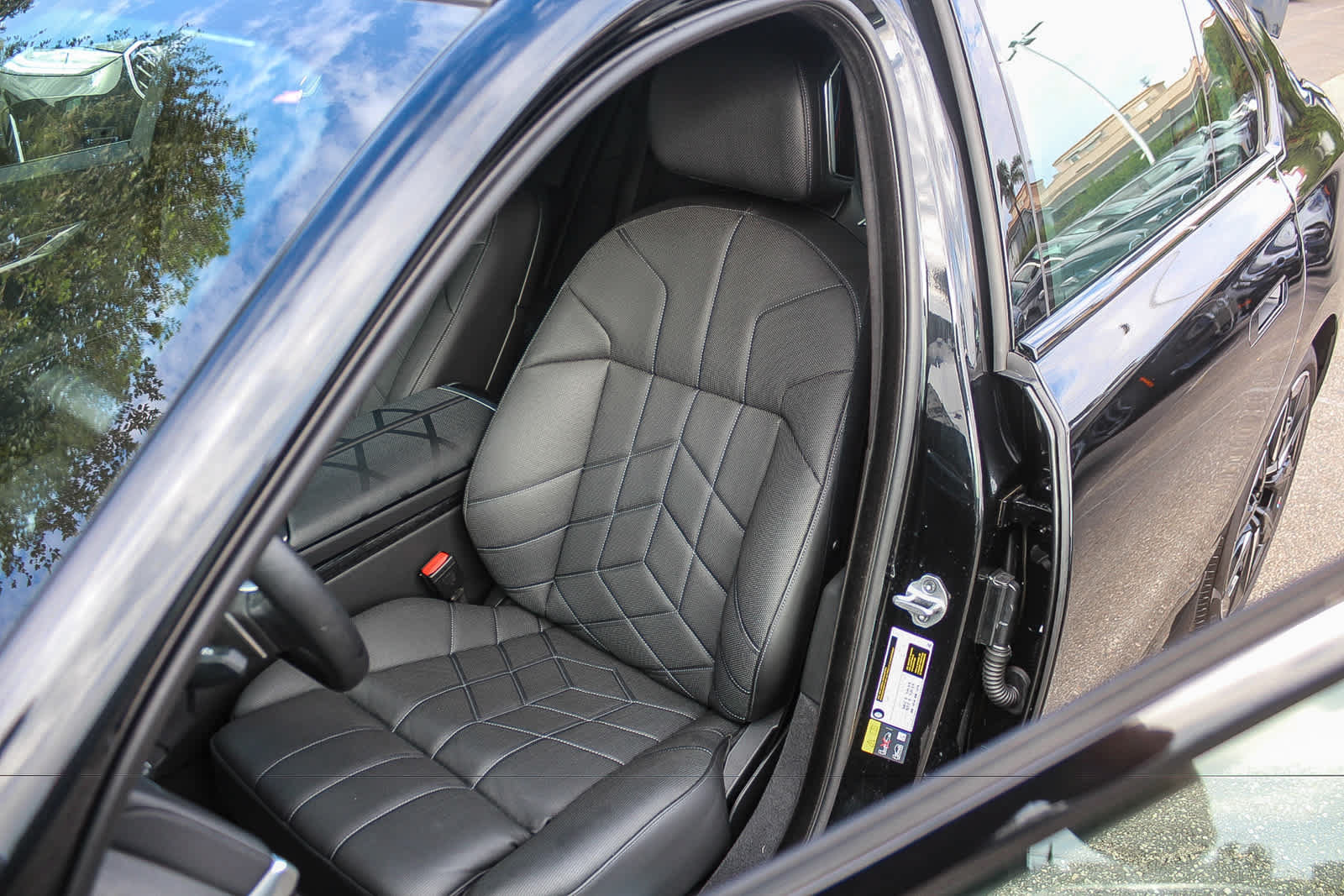 Used 2026 BMW 750e xDrive AWD/4WD image 25