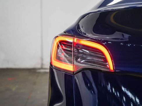 Used 2021 Tesla Model Y Long Range image 11