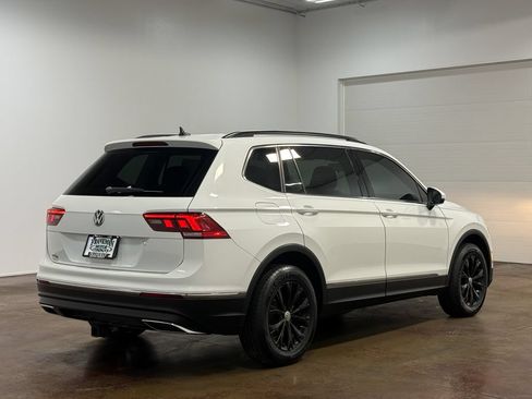 Used 2018 Volkswagen Tiguan SE w/ Panoramic Sunroof Package AWD/4WD image 4