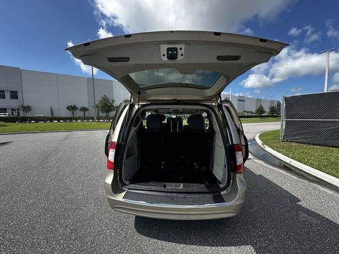 Used 2016 Chrysler Town & Country Touring FWD image 11