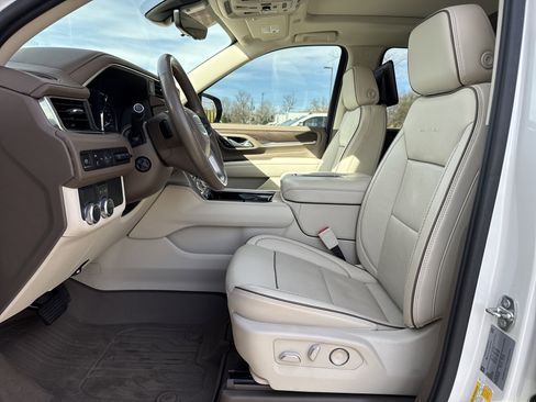 Used 2021 GMC Yukon XL Denali w/ Denali Premium Package image 16