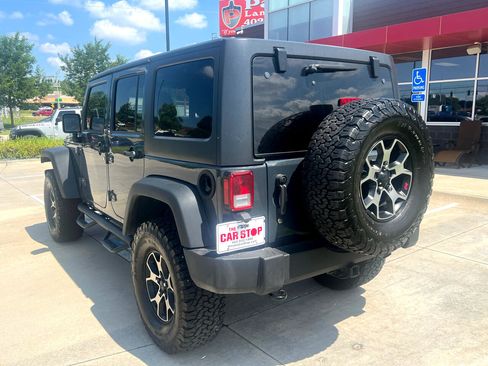 Used 2017 Jeep Wrangler Unlimited Rubicon w/ Connectivity Group image 8