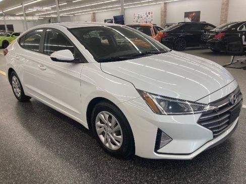 Used 2019 Hyundai Elantra SE w/ Cargo Package FWD image 3