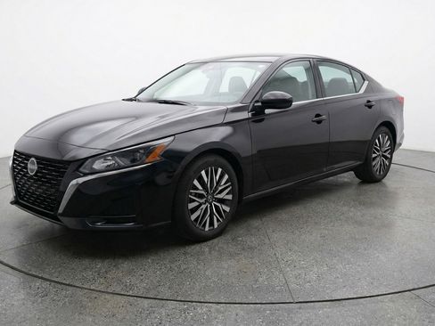 Used 2025 Nissan Altima 2.5 SV image 3