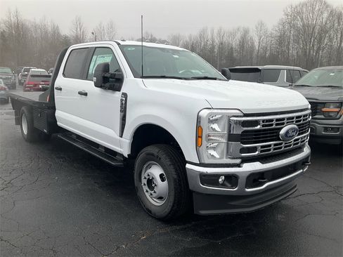 New 2026 Ford F350 XL w/ XL Chrome Package image 3