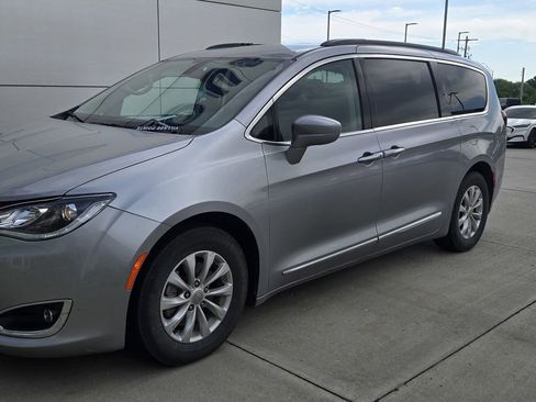Used 2017 Chrysler Pacifica Touring-L FWD image 1