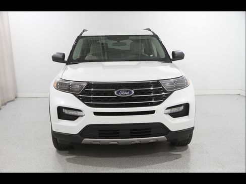 Used 2023 Ford Explorer XLT w/ Equipment Group 202A AWD/4WD image 2