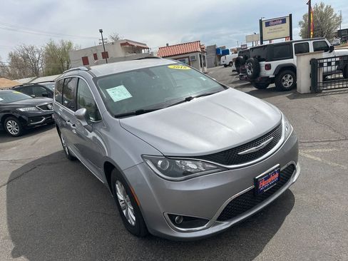 Used 2018 Chrysler Pacifica Touring-L image 9