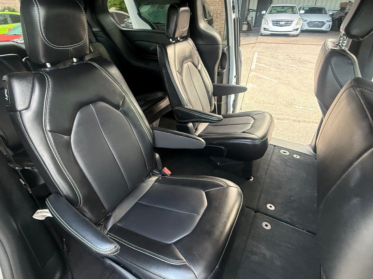 Used 2025 Chrysler Pacifica Select FWD image 17