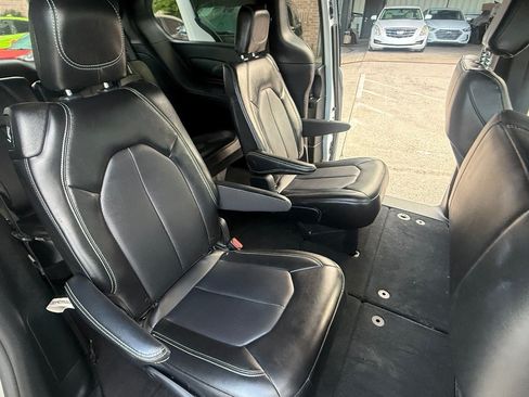 Used 2025 Chrysler Pacifica Select FWD image 17