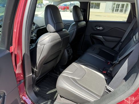 Used 2019 Jeep Cherokee Latitude Plus w/ Cold Weather Group AWD/4WD image 12