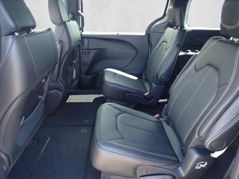 New 2027 Chrysler Pacifica Select AWD/4WD image 9