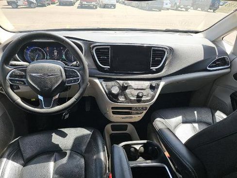 Used 2022 Chrysler Pacifica Touring-L FWD image 9