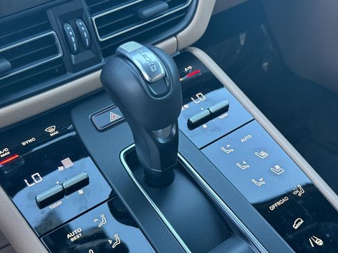 Used 2025 Porsche Macan image 22